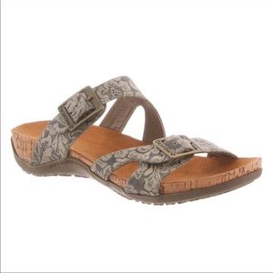 BEARPAW women maddie embossed slip on flat sandals